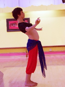 Meriem: prof de danse orientale.La danse orientale, (en arabe raqs al sharqi) comprenant le baladi (la populaire), le sharqi (l'orientale) et le saidi, est aussi appele danse du ventre, bien que ce terme rducteur soit souvent mal vu par les danseuses orientales professionnelles. C'est un art ancestral, une danse  la gloire des femmes. : Tous droits rservs