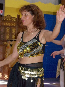 La danse orientale, (en arabe raqs al sharqi) comprenant le baladi (la populaire), le sharqi (l'orientale) et le saidi, est aussi appele danse du ventre, bien que ce terme rducteur soit souvent mal vu par les danseuses orientales professionnelles. C'est un art ancestral, une danse  la gloire des femmes : Tous droits rservs.