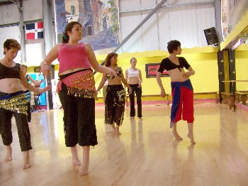 La danse orientale, (en arabe raqs al sharqi) comprenant le baladi (la populaire), le sharqi (l'orientale) et le saidi, est aussi appele danse du ventre, bien que ce terme rducteur soit souvent mal vu par les danseuses orientales professionnelles. C'est un art ancestral, une danse  la gloire des femmes : Tous droits rservs.