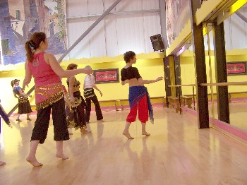 La danse orientale, (en arabe raqs al sharqi) comprenant le baladi (la populaire), le sharqi (l'orientale) et le saidi, est aussi appele danse du ventre, bien que ce terme rducteur soit souvent mal vu par les danseuses orientales professionnelles. C'est un art ancestral, une danse  la gloire des femmes. : Tous droits rservs