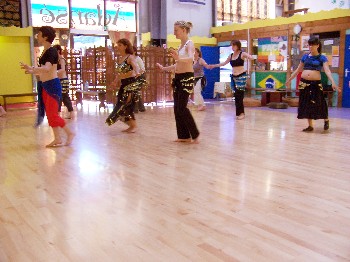 La danse orientale, (en arabe raqs al sharqi) comprenant le baladi (la populaire), le sharqi (l'orientale) et le saidi, est aussi appele danse du ventre, bien que ce terme rducteur soit souvent mal vu par les danseuses orientales professionnelles. C'est un art ancestral, une danse  la gloire des femmes : Tous droits rservs