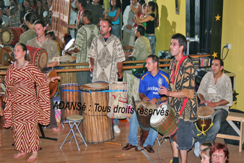 Danse africaine; Les batteurs : Pascal, Fred, Sad, Gatan et Mathieu