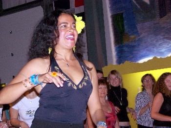 Soire latino trs festive avec Mariana, les Condombes de Geneve, des dmonstrations de salsa, et un bel enthousiasme des amateurs de danses venus en nombre. : Tous droits rservs