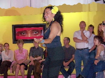 Soire latino trs festive avec Mariana, les Condombes de Geneve, des dmonstrations de salsa, et un bel enthousiasme des amateurs de danses venus en nombre : Tous droits rservs.