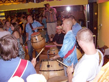 Soire latino trs festive avec Mariana, les Condombes de Geneve, des dmonstrations de salsa, et un bel enthousiasme des amateurs de danses venus en nombre : Tous droits rservs.