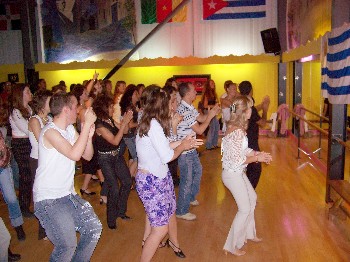 Soire latino trs festive avec Mariana, les Condombes de Geneve, des dmonstrations de salsa, et un bel enthousiasme des amateurs de danses venus en nombre. : Tous droits rservs
